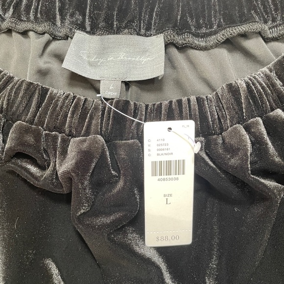 Sunday in Brooklyn Off-The-Shoulder Top - Picture 6 of 7